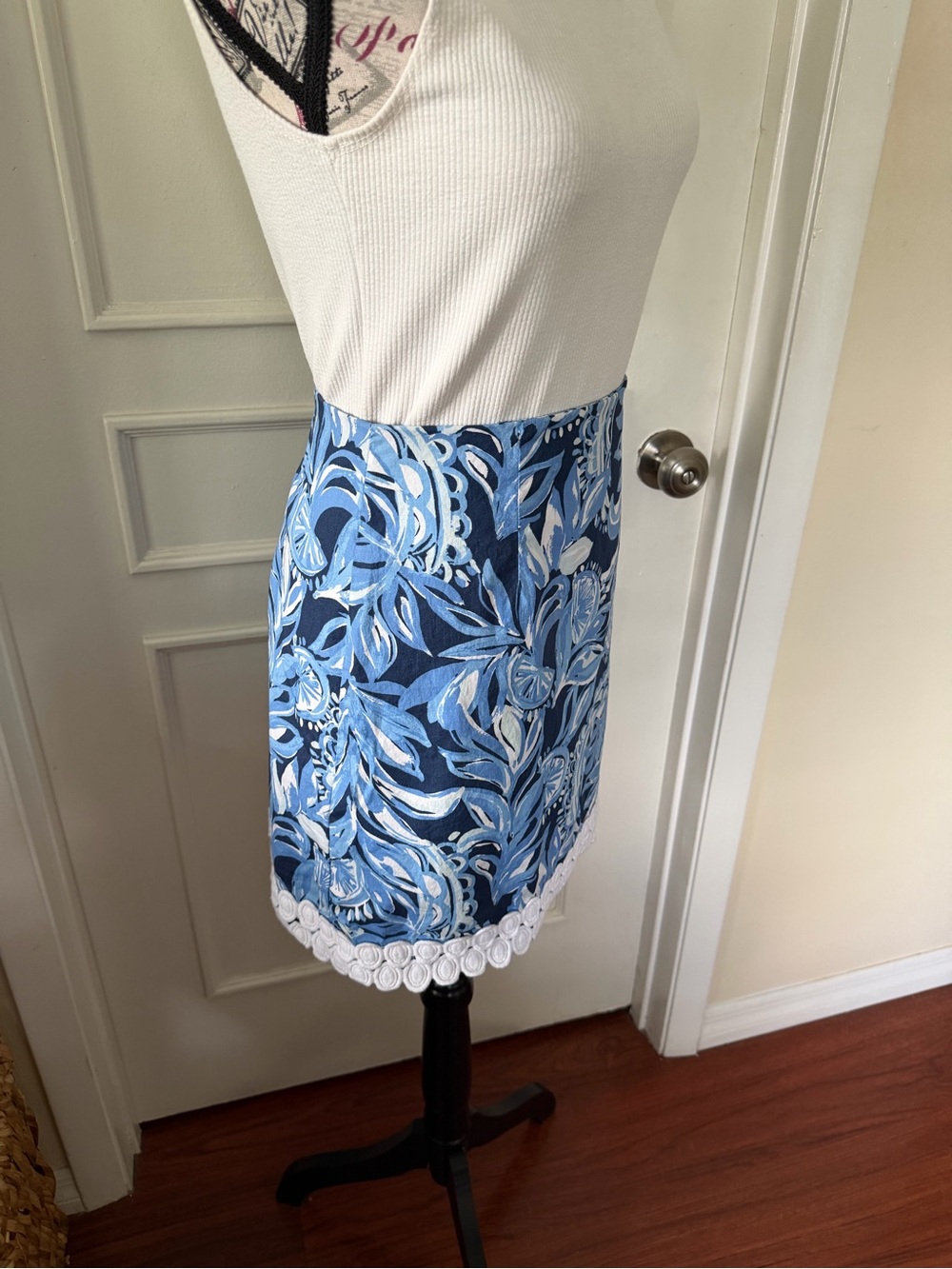 Lilly Pulitzer Size 4 Blue Tropical Floral Embroidered Trim Mini Skirt - Picture 5 of 16